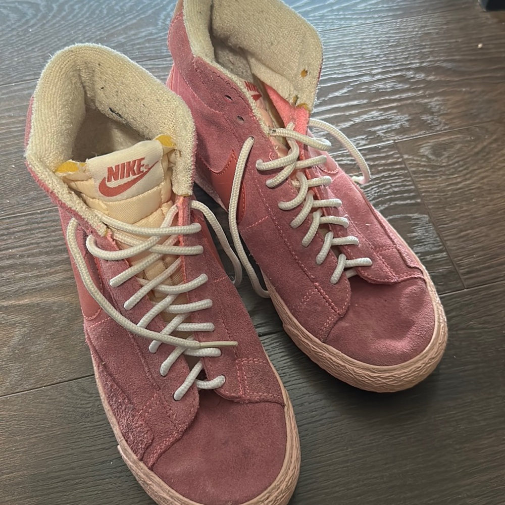 Nike shows pink color, size 6.5 US